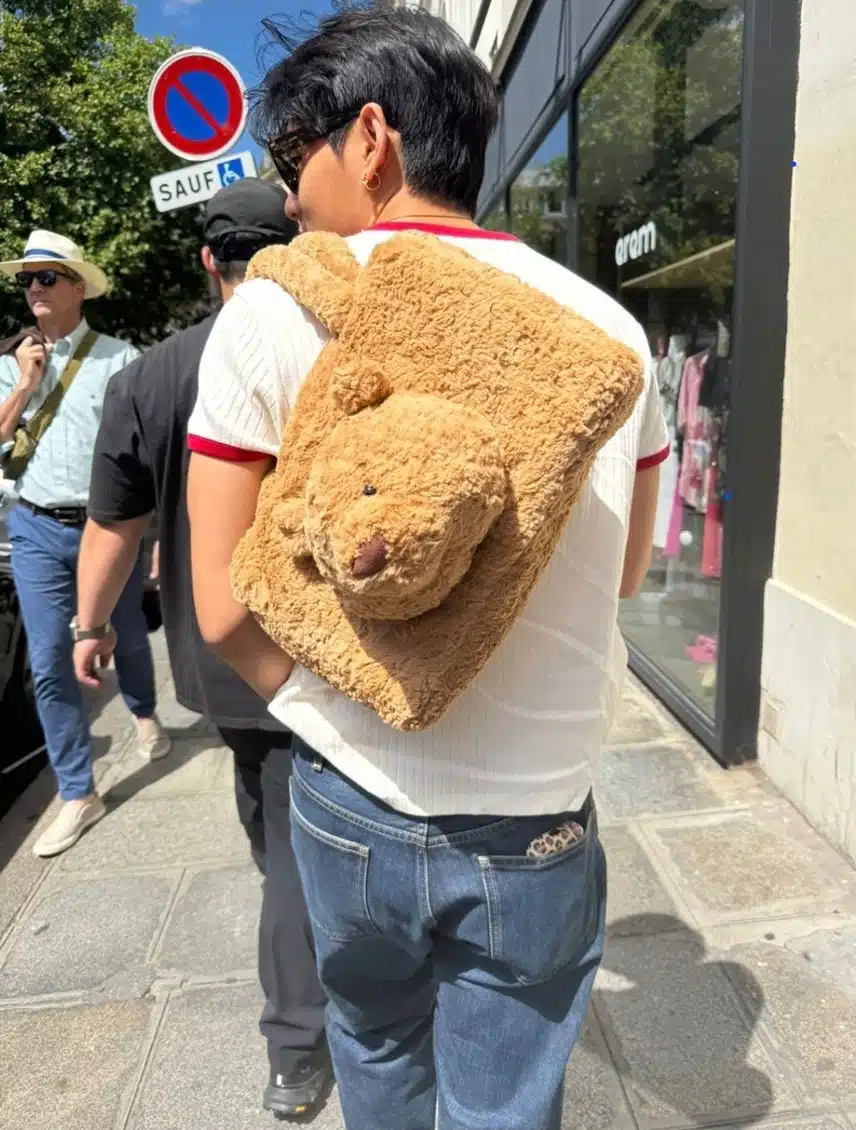 뷔가 파리에서 보여준 귀여운 ootd