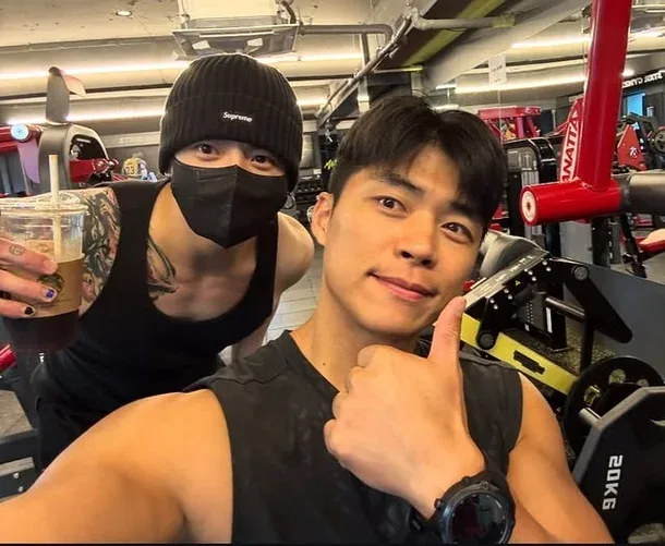 정국 어깨에 타투가 뙇 있네요 이번엔 무슨의미일까요