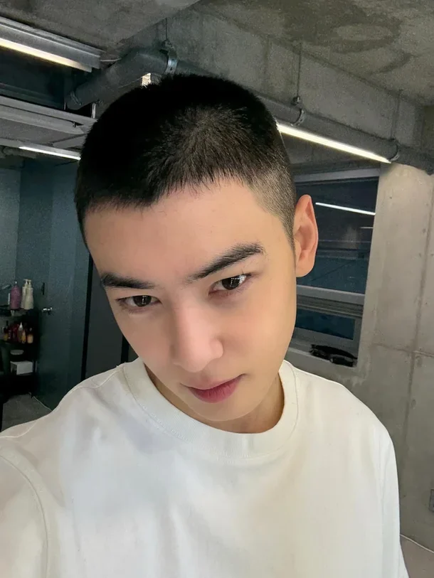 Eunwoo tendrá unos 30 años cuando le den de baja del ejército. Espero que no se vaya.