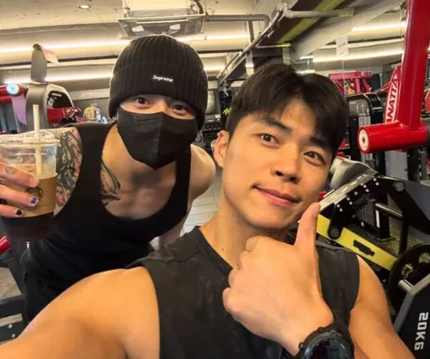 정국 몸이 더 커졌어요 벌크업에 심쿵하네요
