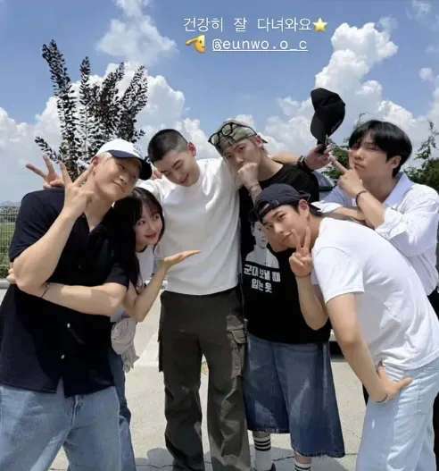 Một bức ảnh chụp tất cả các thành viên Astro cùng nhau vào ngày Eunwoo nhập ngũ