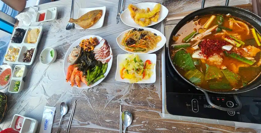 울릉도 쫀득한 오징어 모듬회 한 상으로 🦑