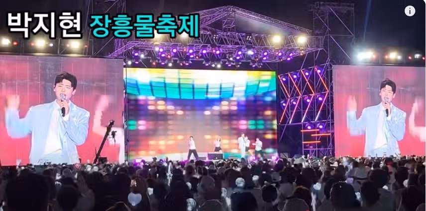 Park Ji-hyun di atas panggung di Festival Air Jangheung
