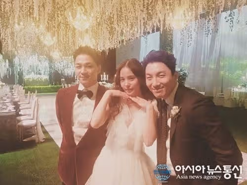 News that Taeyang's older brother Dong Hyun-bae will be appearing on stage