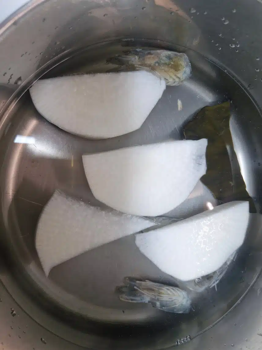 시원한 오징어국 점심먹네요