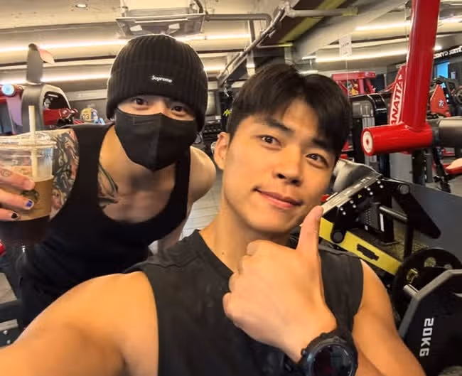 Jungkook tomándose una foto mientras hace ejercicio con Masunho