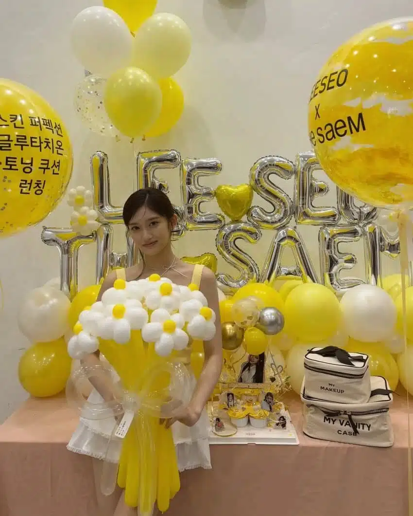 Actualización de Instagram de Lee Seo 💄🌺💋❤️ Mi THE SAEM favorito