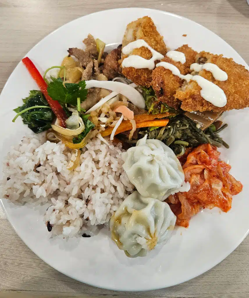 선상 뷔페식당에서 