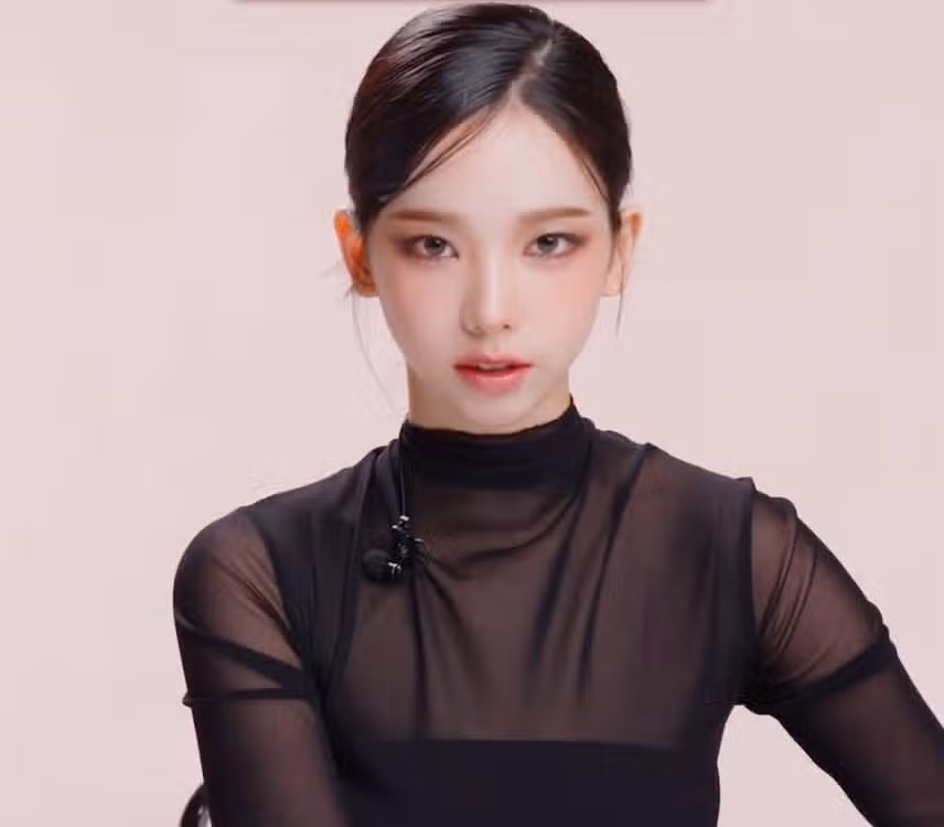 Karina's face shape is truly artistic.