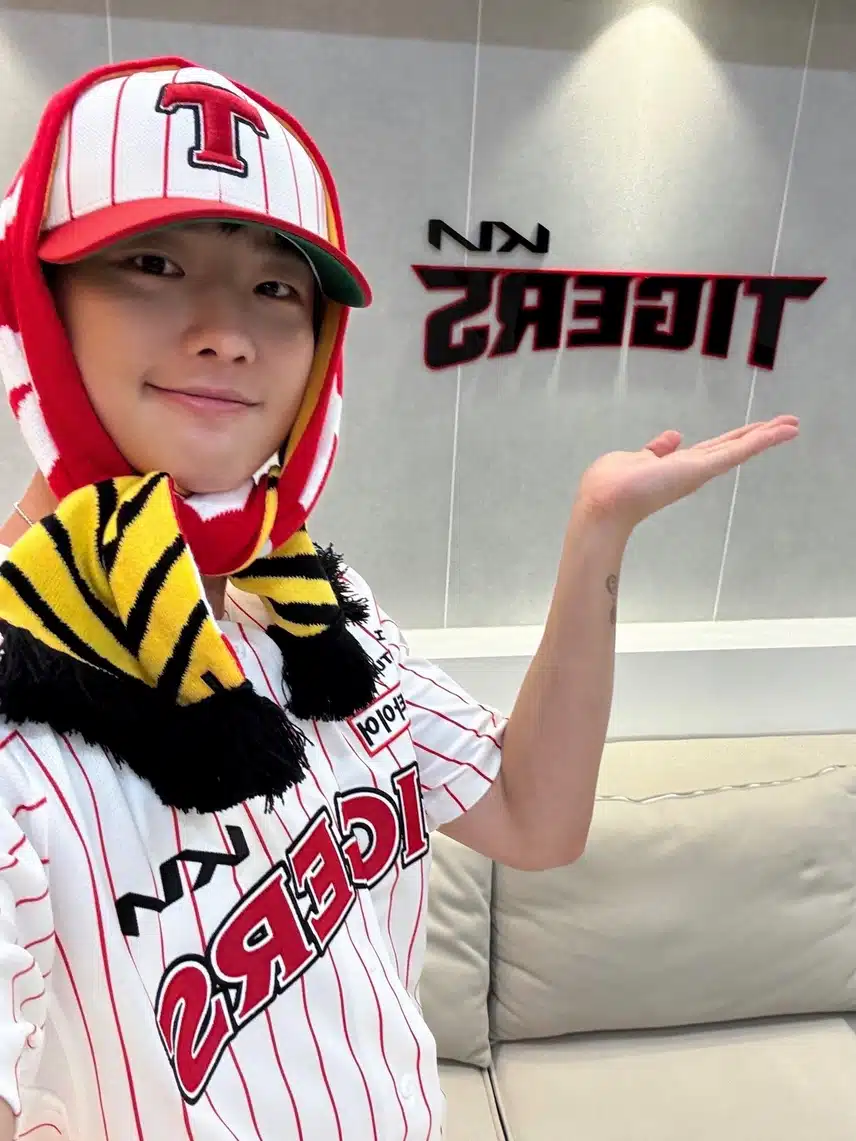 Lemparan pertama seremonial Kia Tigers oleh Han Seung-yeon
