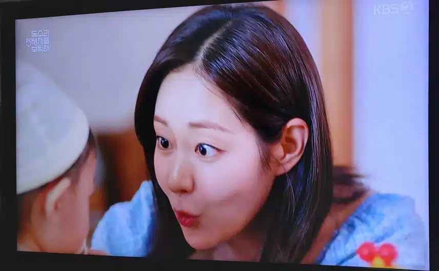 세리한테 외국에 간다고 하니 한번 보러왔다고 말하는 범수전부인이네요