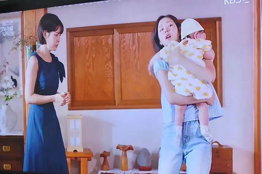 세리한테 외국에 간다고 하니 한번 보러왔다고 말하는 범수전부인이네요