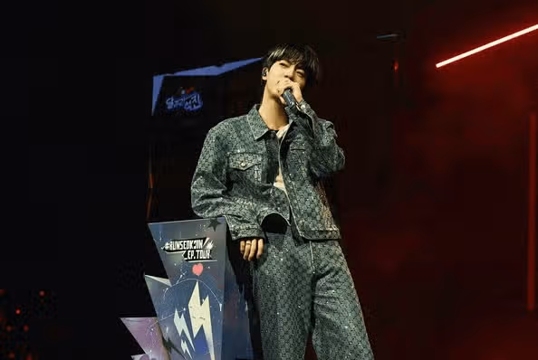 Jin's US solo tour is a huge success, selling out all tickets.