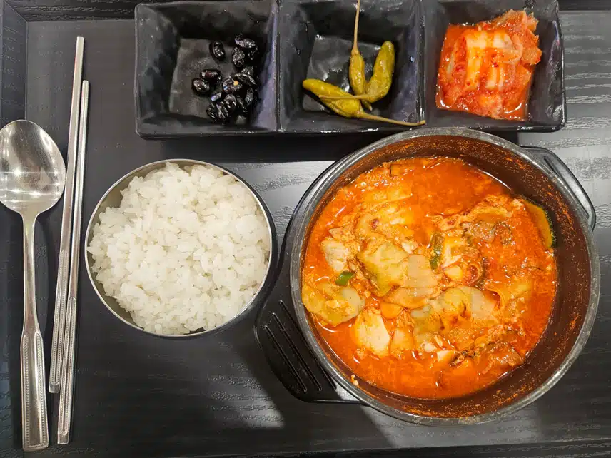 점심은 얼큰한 순두부찌개로