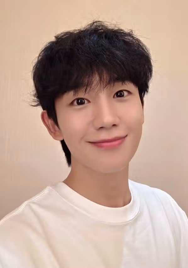 Yesterday, Jung Hae-in uploaded a recent photo.