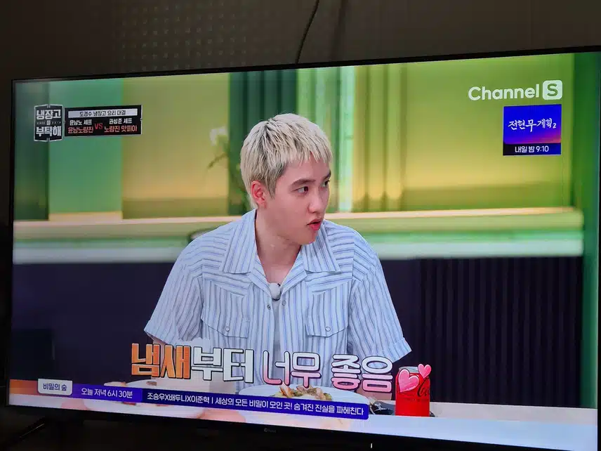 Do Kyungsoo degli EXO appare in Please Take Care of My Refrigerator e mangia in modo delizioso.
