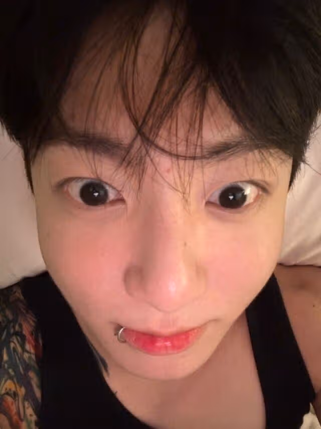 정국이 오랜만에 올린 귀여운 셀카입니다.