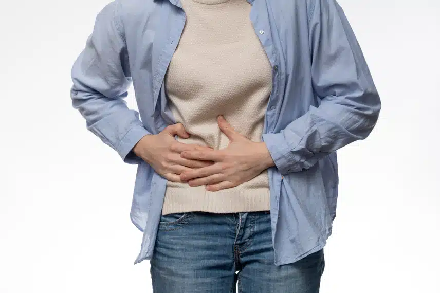 남자 왼쪽 아랫배 찌르는 통증 원인 4가지 (병원 가야하는 증상은?)