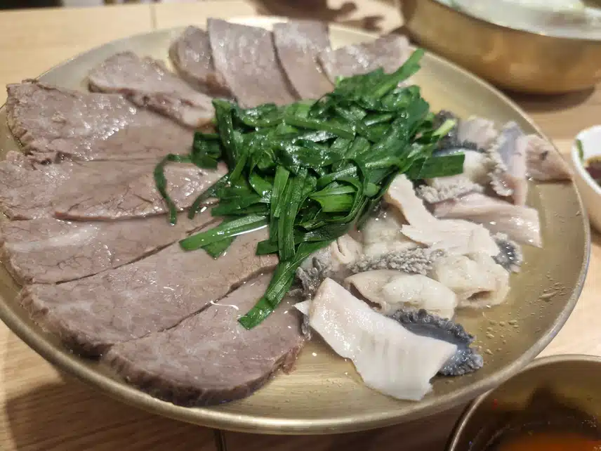 곰탕에 수육으로 영양보충해요