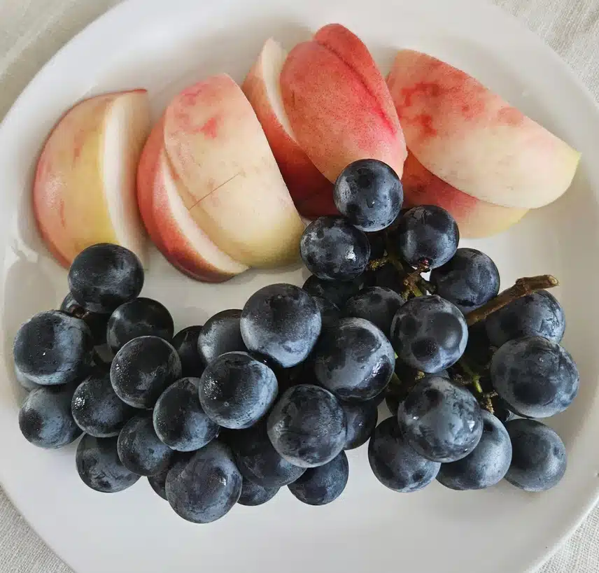 식사전 비타민 충전하네요.🍇🍑