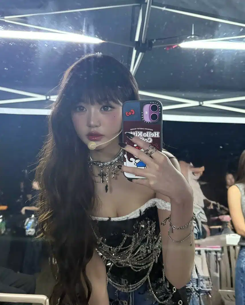 Wonyoung's mirror selfies posted on Instagram