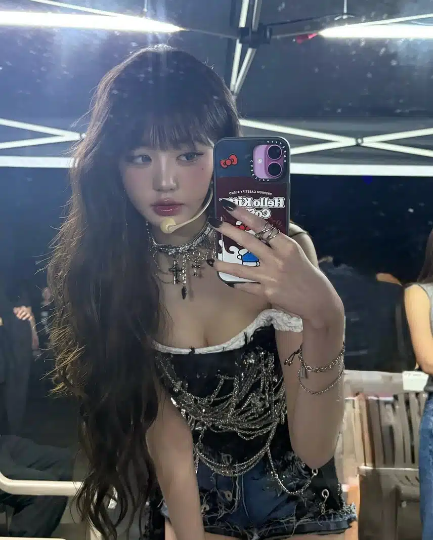 Wonyoung's mirror selfies posted on Instagram