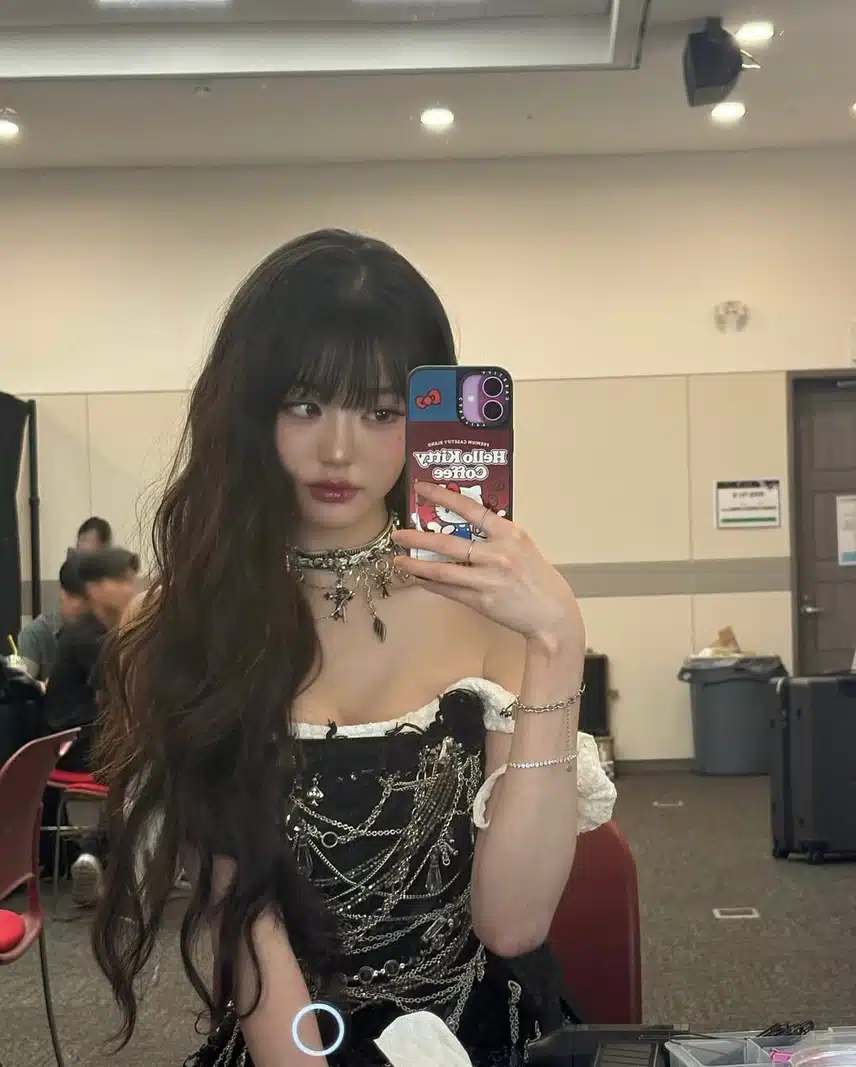 Wonyoung's mirror selfies posted on Instagram