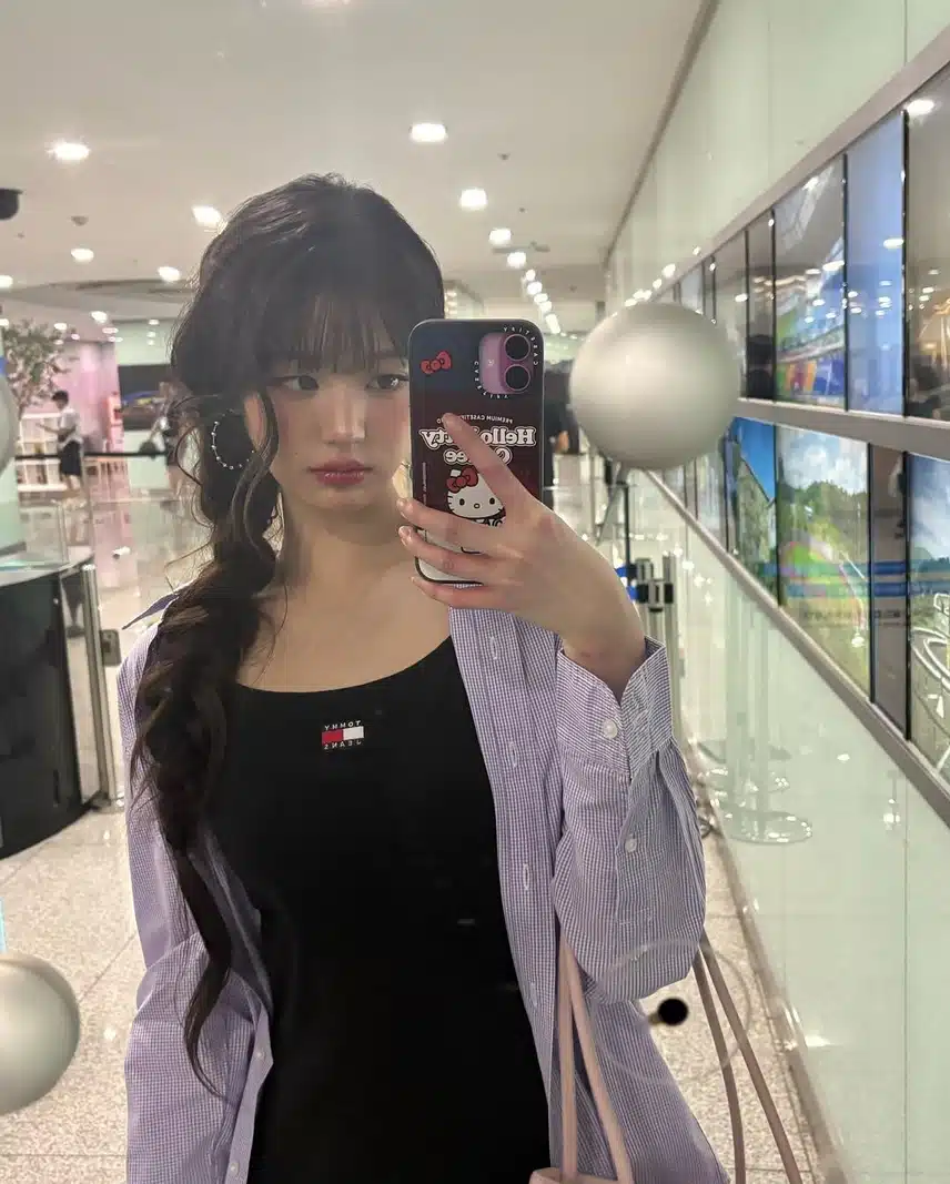 Wonyoung's mirror selfies posted on Instagram