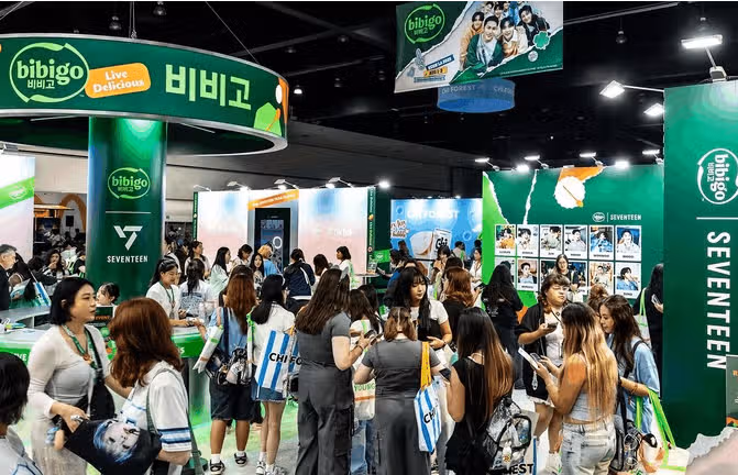Bibigo dan Seventeen memamerkan cita rasa Korea di KCON LA 2025.