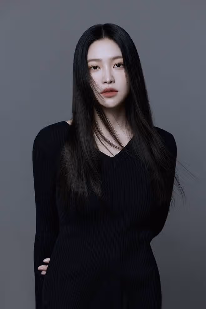 Yeri của Red Velvet → Nữ diễn viên Kim Ye-rim đứng một mình
