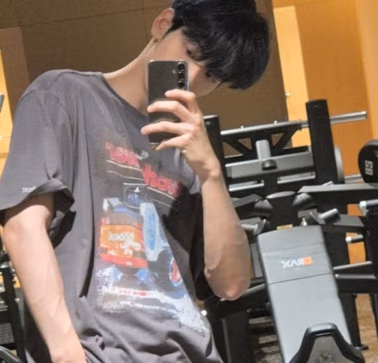 An idol who wears a plain T-shirt until the printing peels off