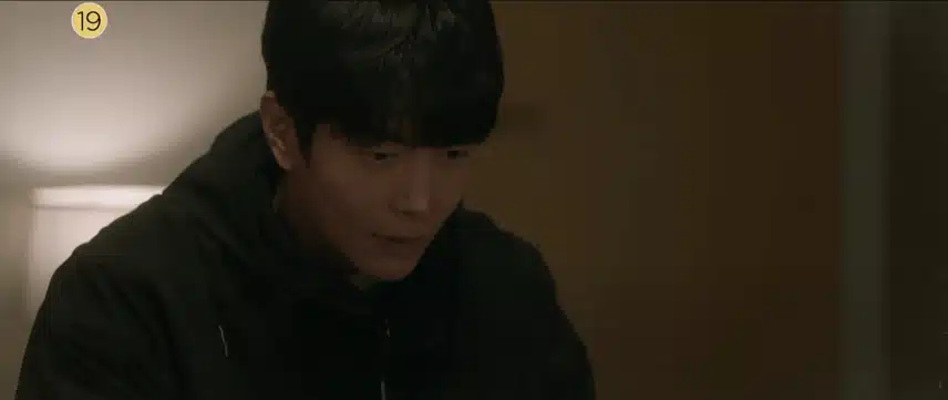 입맞춤에 설렜는데 바로 정체 반전이라니 이게 무슨 일