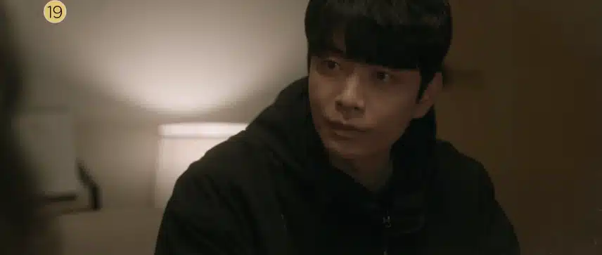 입맞춤에 설렜는데 바로 정체 반전이라니 이게 무슨 일