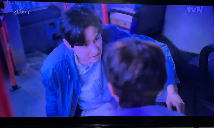 버스에서 몇 십 년만에 첫사랑을 다시 만났네요