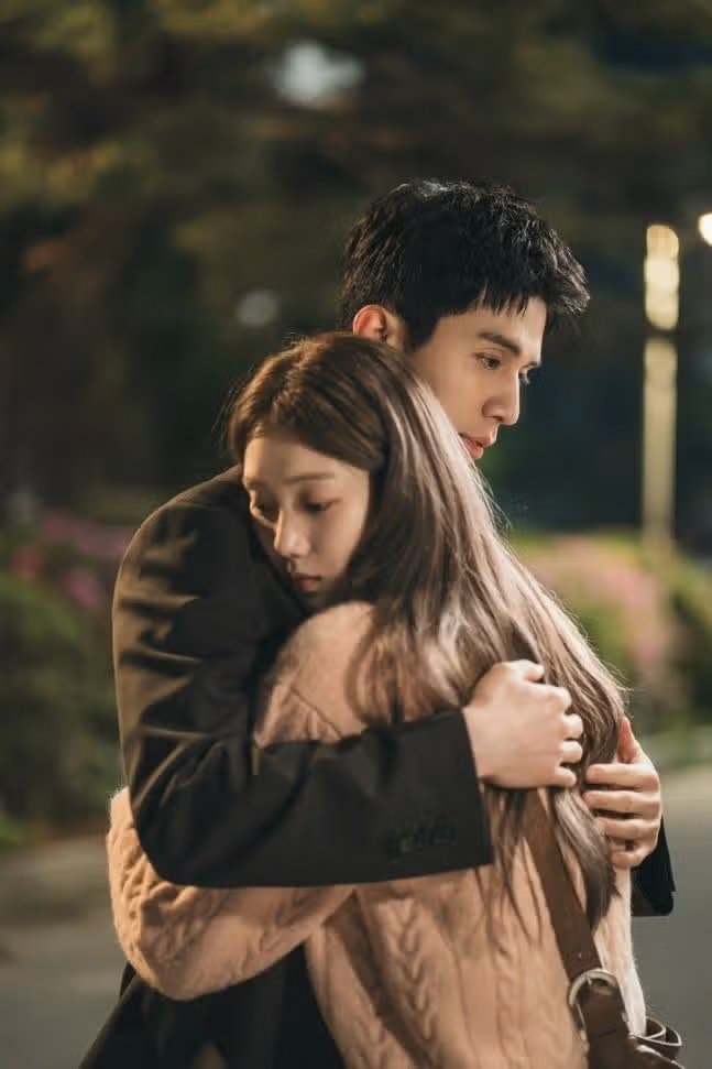 Dongwook, anh đang trong mối tình tay ba với một anh chàng tốt.