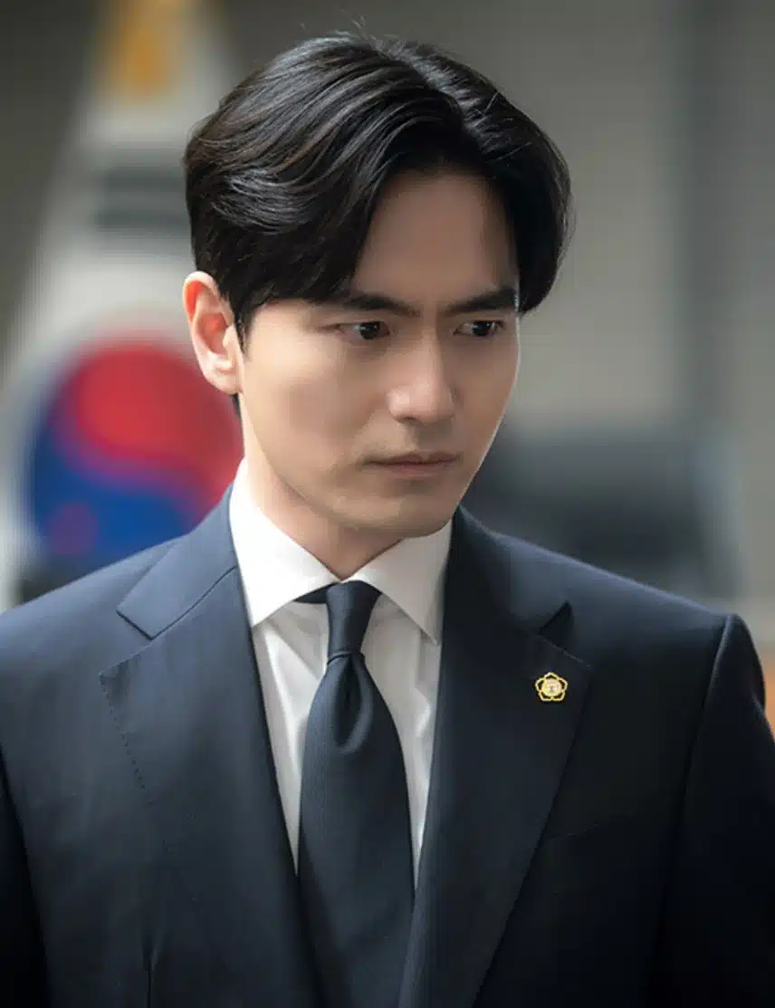 변호사로 변신한 이진욱님! 선배미 뿜뿜이에요.