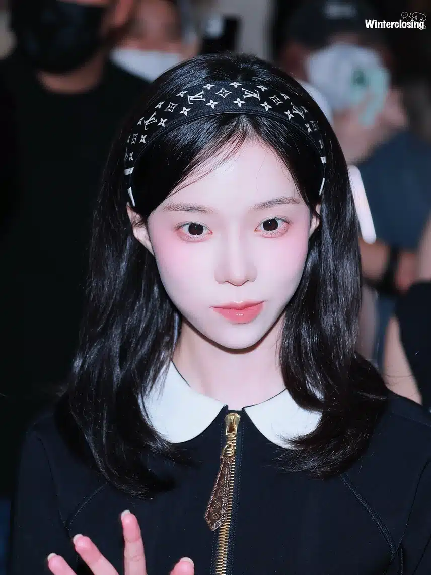 Công chúa Mùa đông diện nguyên bộ Louis Vuitton ngày hôm nay