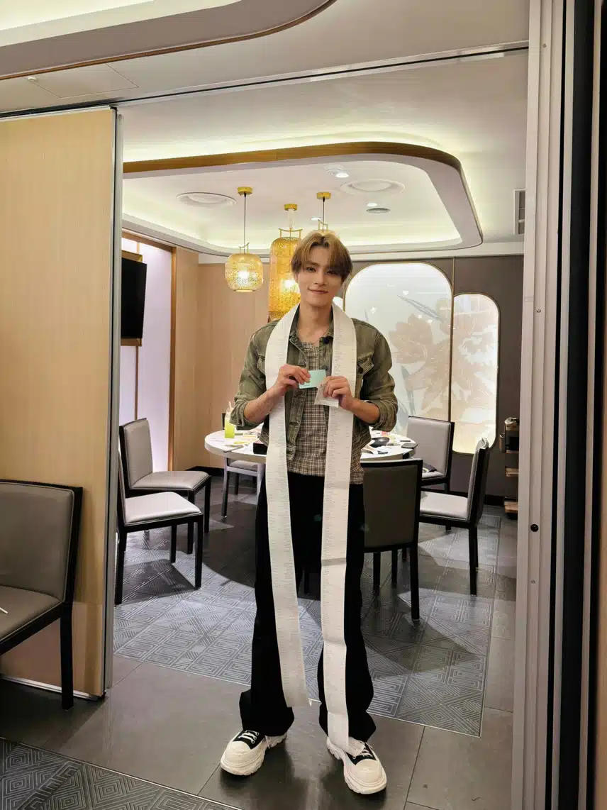 Haidilao sent Xiaojun a photo to fans to celebrate his birthday.