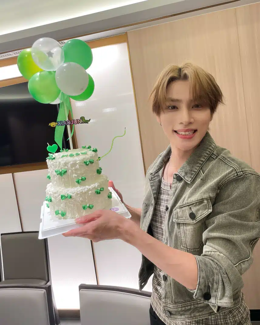 Haidilao sent Xiaojun a photo to fans to celebrate his birthday.