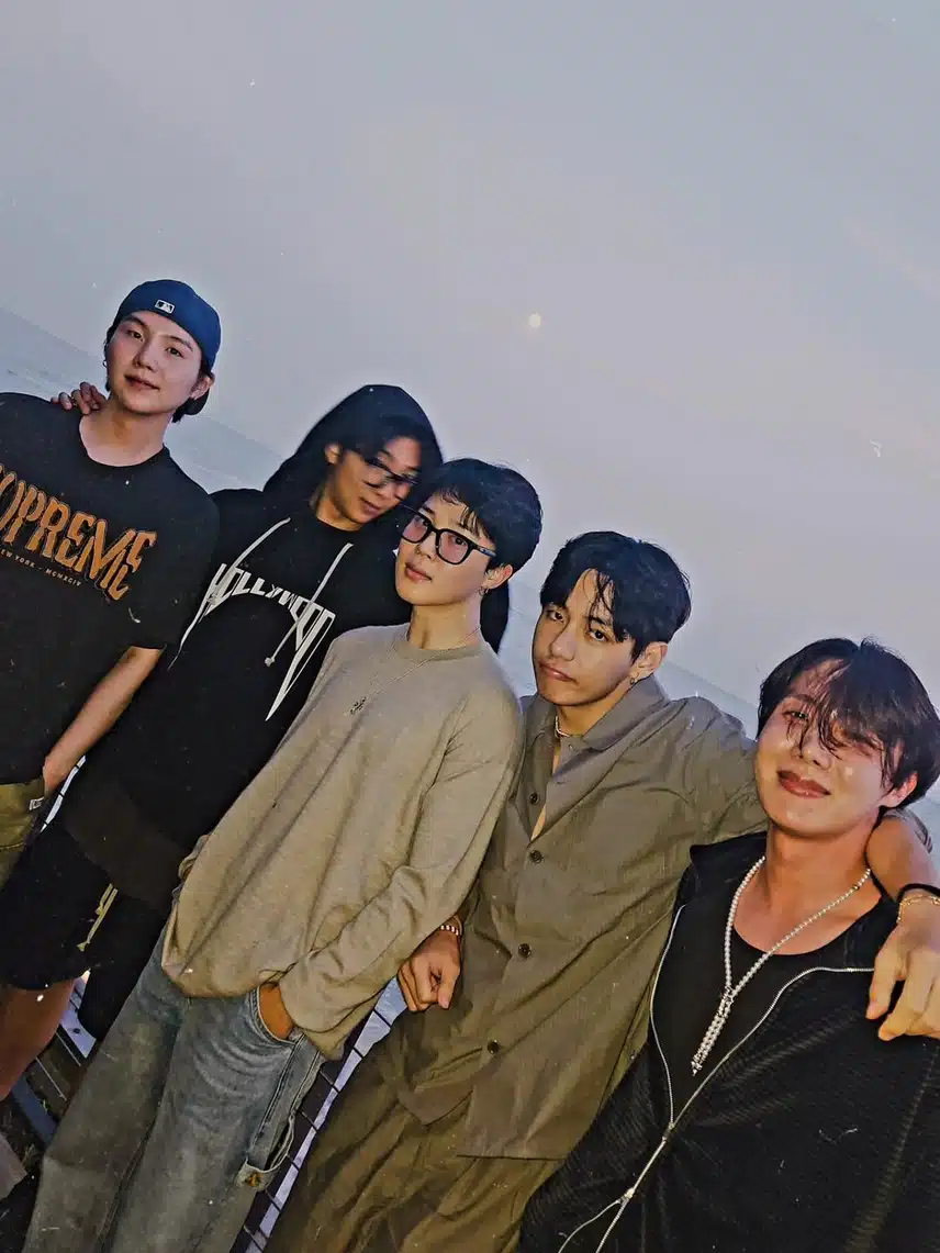 BTS 的友好表情包总是让人赏心悦目