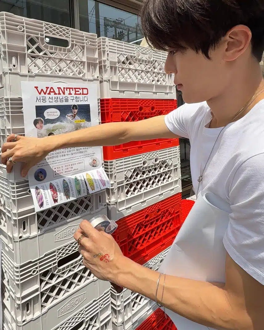 NCT Wish 在回归前张贴传单寻找冲浪教练。