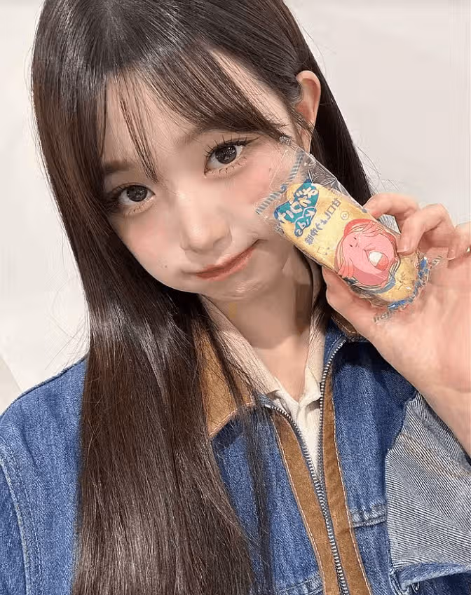 Wonyoung, is this a selfie you took in Japan? Anyway, it's cute.