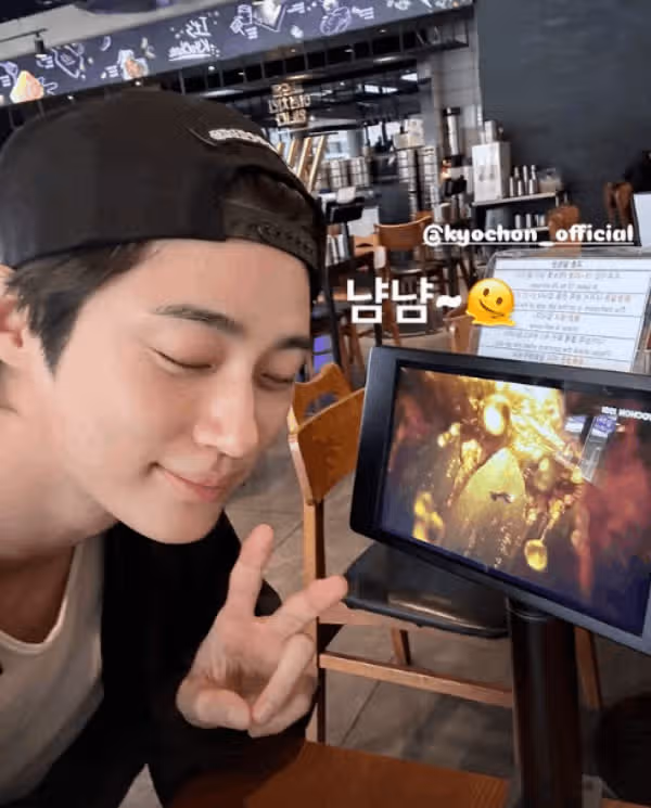 El actor Byun Woo-seok publicó hoy una foto de él mismo en una tienda de Kyochon Chicken.