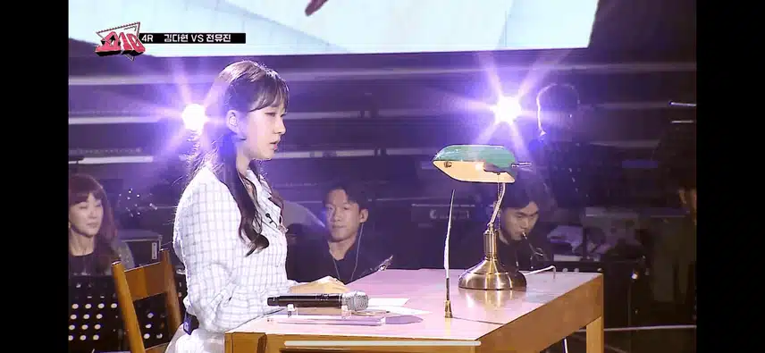쇼10에서 애틋하고 사랑스러운 제비처럼 무대네여
