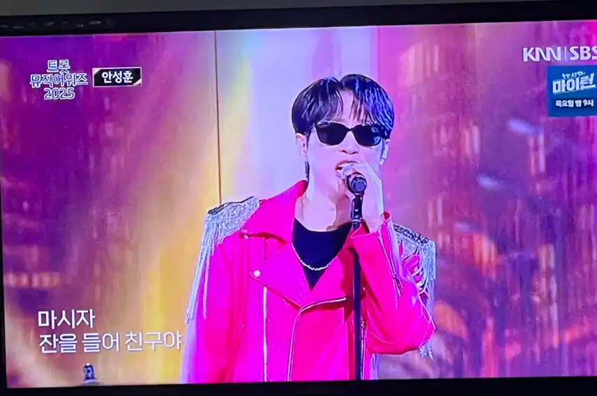 레드 자켓에 선그라스 까지 멋을 잔뜩 냈네요