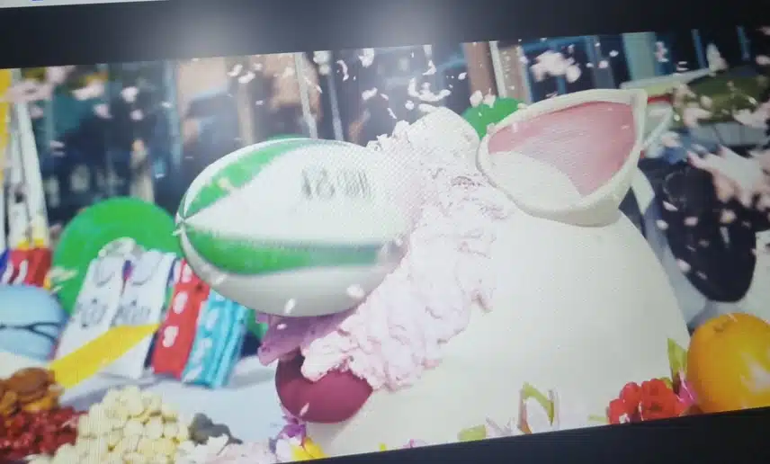 고사상  돼지머리에 럭비공이 꽂였다