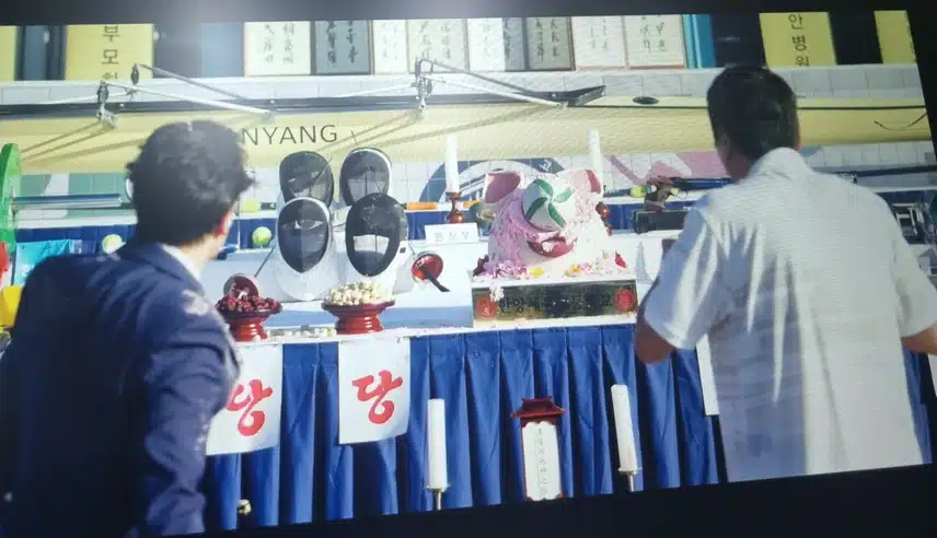 고사상  돼지머리에 럭비공이 꽂였다
