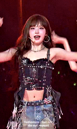 리즈님이 너무 스타일리쉬하고 예쁘네요.