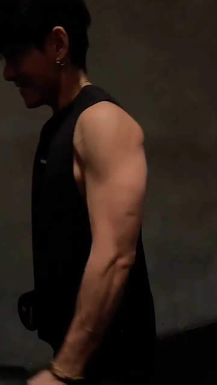BTS' V shows off his amazing arm muscles on Weverse