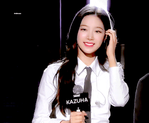 인터뷰하는 카즈하님 머리 넘기는 모습도 예뻐요.